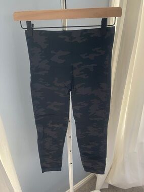 SPANX Black & Charcoal Camo High-Rise Cropped Leggings
